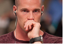 Patrik Antonius with the hand on his mouth - Thinking